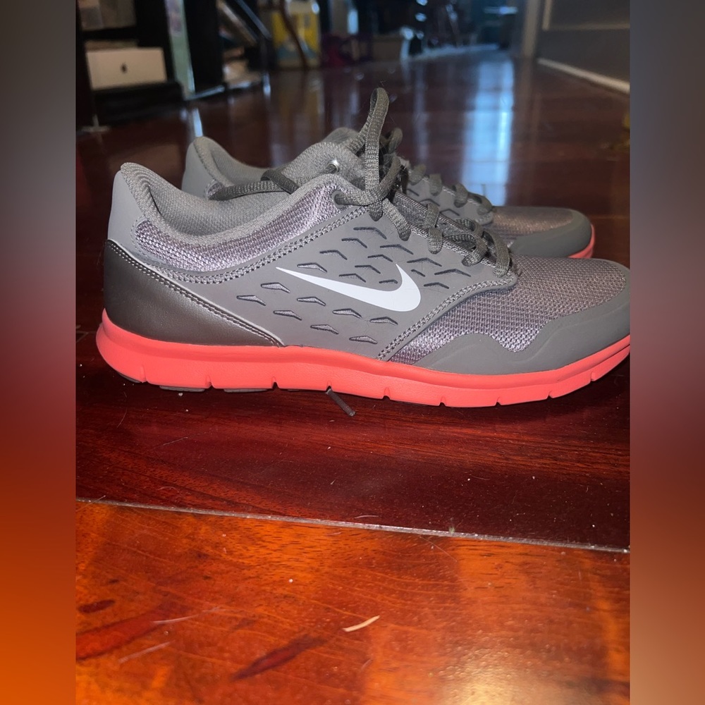 NWOT Womens Nike Running Sneakers - Picture 5 of 8